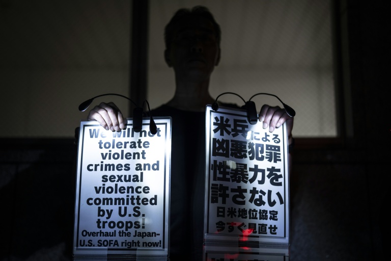Un manifestant proteste contre la présence de soldats américains au Japon, le 5 octobre 2026 à Tokyo