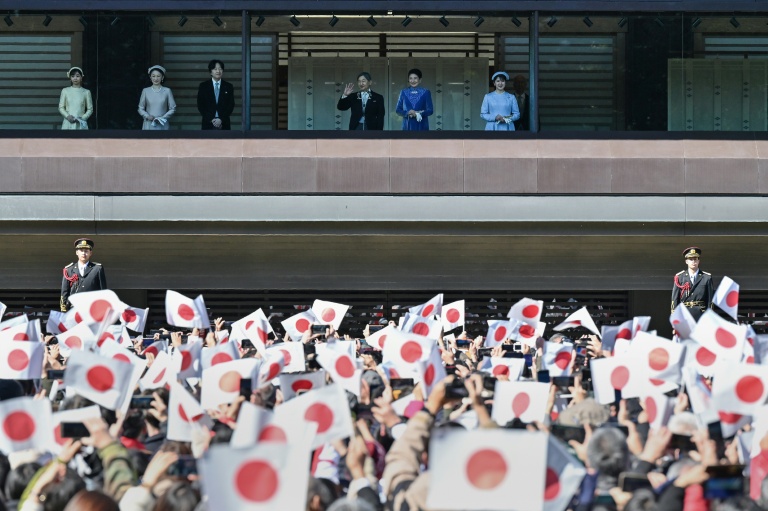 L'empereur Naruhito (3e d), l'impératrice Masako (2e d), leur fille la princesse Aiko (d), le prince héritier Akishino (3eg), la princesse héritière Kiko (2e g) et leur fille la princesse Kako (g) au balcon du palais impérial, à l'occasion du 65e anniversaire de l'empereur, le 23 février 2025 à Tokyo