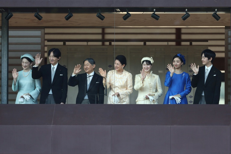 L'empereur Naruhito (3e g), l'impératrice Masako (c) et leur fille la princesse Aiko (3e d), accompagnés du prince héritier Akishino (2e g), de la princesse héritière Kiko (g) et de leur deuxième fille la princesse Kako (2e de), ainsi que de leur fils aîné le prince Hisahito (d), lors d'une audience publique d au Palais impérial de Tokyo, le 23 février 2026