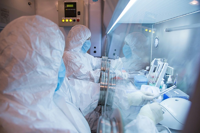 Photo non datée diffusée par l'Institut de lutte contre la peste d'Irkoutsk montrant des spécialistes travaillant en laboratoire dans le cadre de mesures anti-épidémiques en 2019