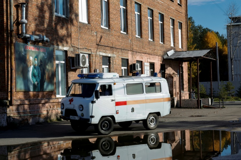 Une ambulance passe devant un bâtiment hospitalier à Chelekhov, dans la région d'Irkoutsk, le 7 octobre 2026 en Russie