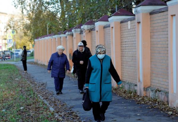 Une femme portant un masque de protection passe devant l'Institut de lutte contre la peste à Irkoutsk, le 7 octobre 2026 en Russie