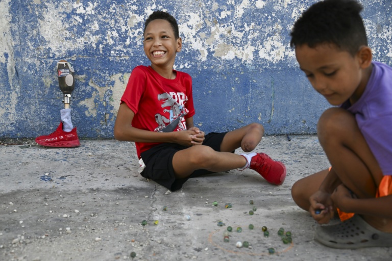 Juan Jose Guilarte, 10 ans, joue aux billes avec un camarade à La Havane, le 25 avril 2026 à Cuba