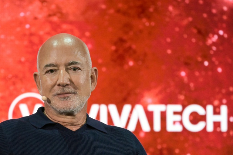 Le fondateur d'Amazon et de Blue Origin, l'Américain Jeff Bezos, sur la scène du salon Vivatech à Paris le 17 juin 2026