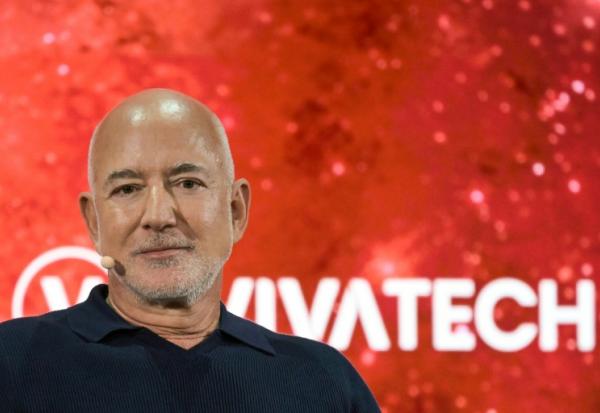 Le fondateur d'Amazon et de Blue Origin, l'Américain Jeff Bezos, sur la scène du salon Vivatech à Paris le 17 juin 2026