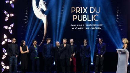Des membres du studio français Asobo reçoivent le prix Pégase du public pour le jeu vidéo "A Plague Tale: Requiem" lors de la 4e édition des Pégases à Paris, le 9 mars 2023