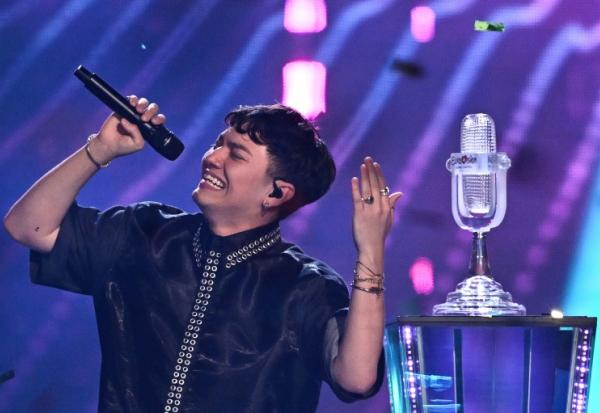 Le chanteur autrichien JJ lors de la finale de l'Eurovision à Bâle le 18 mai 2025