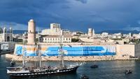 Le trois-mâts Belem transportant la flamme olympique, arrive au Vieux-Port de Marseille, le 8 mai 2024