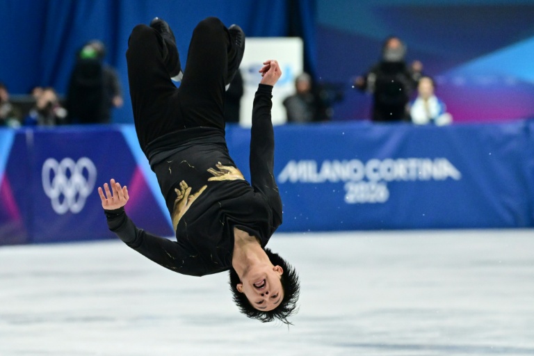 Le Français Adam Siao Him Fa, troisième après le court et idéalement placé pour un podium, s'est lui aussi effondré vendredi lors du programme libre le 13 février 2026 et termine 7e de l'épreuve individuelle de patinage artistique des Jeux de Milan Cortina