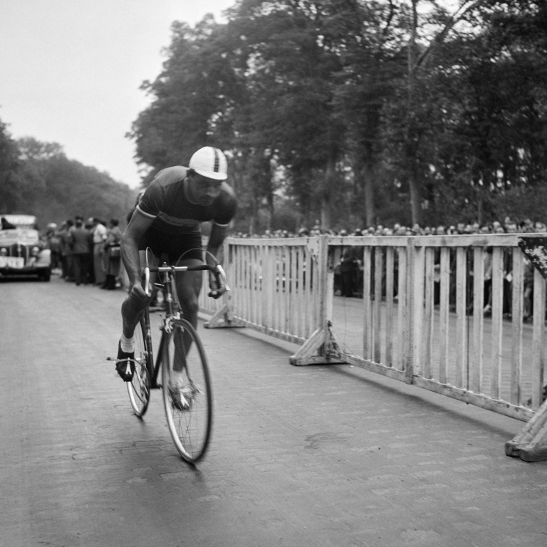 Charles Coste, lors de sa victoire au Grand Prix des Nations le 18 septembre 1949  entre Versailles et le Parc des Princes