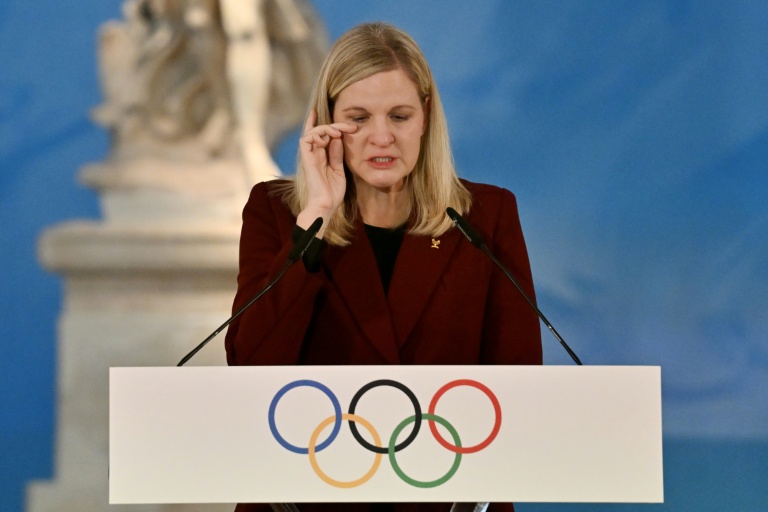 La présidente du Comité international olympique Kirsty Coventry est submergée par l'émotion pendant son discours lors de la cérémonie d'allumage de la flamme olympique des Jeux d'hiver 2026 à Milan-Cortina, à Olympie le 26 novembrer 2025
