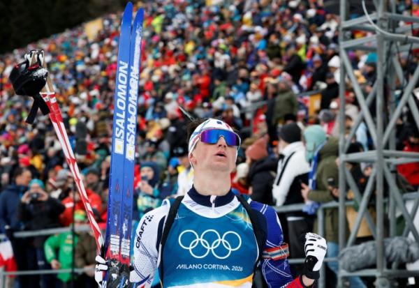 Le biathlète français Eric Perrot, médaillé d'argent de l'individuel, aux JO de Milan Cortina, le 10 février 2026 à Anterselva