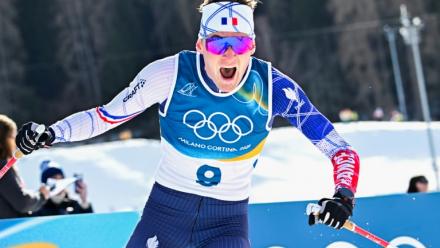 Mathis Desloges célèbre sa médaille d'argent au skiathlon, la première médaille de l'équipe de France aux JO de Milan Cortina, le 8 février 2026 à Tesero