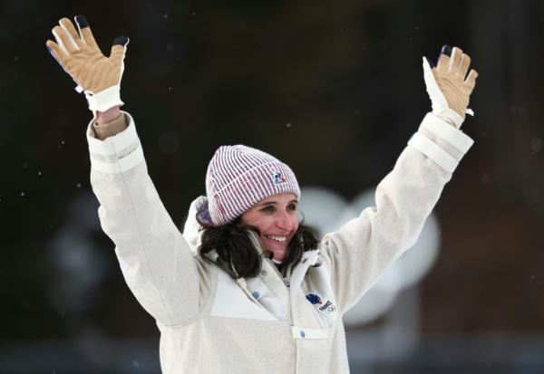 La médaillée d'or française Julia Simon pose sur le podium de l'épreuve individuelle féminine de biathlon 15 km lors des JO de Milan Cortina, le 11 février 2026 à Anterselva (Italie)