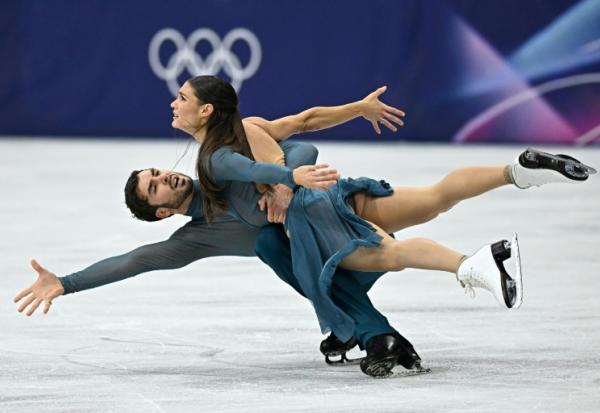 Les Français Laurence Fournier Beaudry et Guillaume Cizeron, champions olympiques de danse sur glace, le 11 février 2026 aux JO de Milan Cortina