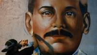 Le graffeur Wolfgang Salazar, alias Badsura, met la touche finale à un portrait du médecin vénézuélien Jose Gregorio Hernandez sur un mur de Caracas, le 27 avril 2021
