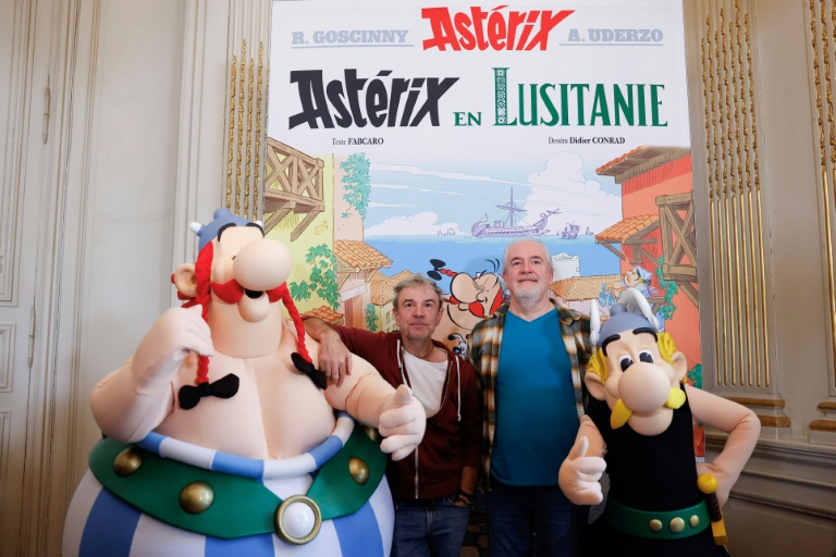 Les auteurs de la série Astérix et Obélix, Fabcaro (au centre à g.) et Didier Conrad (au centre à d.), posent entourés de personnes déguisées en Astérix (d) et Obélix (g), à l'ambassade du Portugal à Paris, le 13 octobre 2025