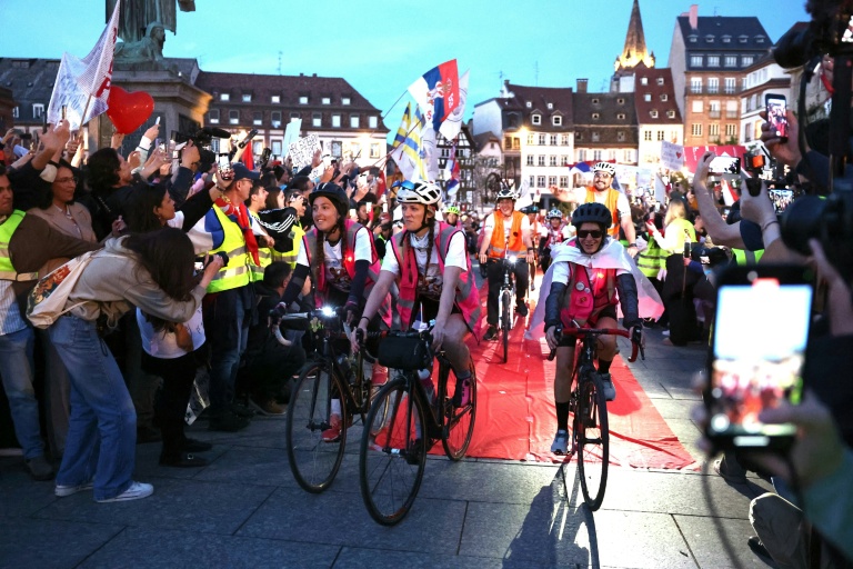 Des étudiants serbes à vélo arrivent sur la place Kléber, terminant leur balade à vélo de Novi Sad à Strasbourg, le 15 avril 2025