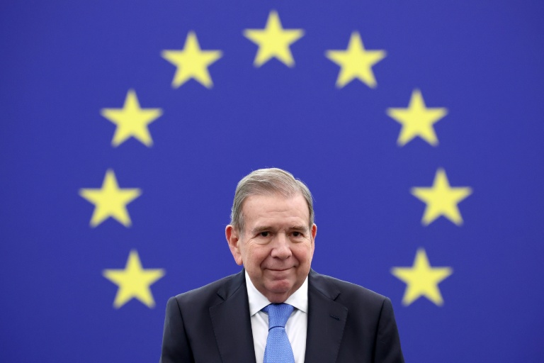 L'opposant vénézuélien, Edmundo Gonzalez Urrutia, arrive pour recevoir le prix Sakharov 2024 du Parlement européen pour la liberté de pensée lors d'une cérémonie au Parlement européen à Strasbourg, dans l'est de la France, le 17 décembre 2024