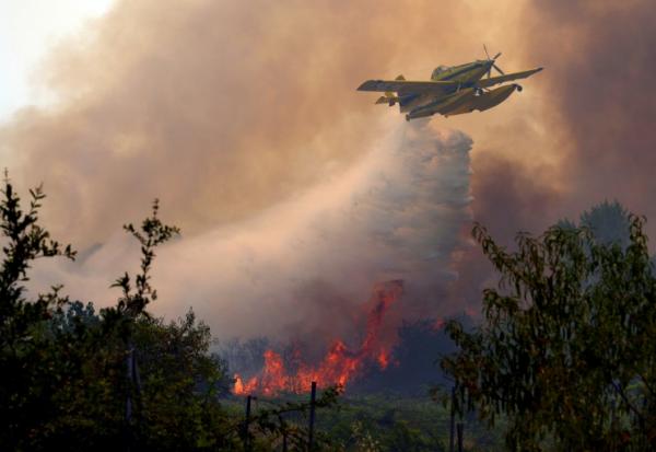 Un avion Air Tractor AT-802F Fire Boss largue de l’eau sur un incendie de forêt près de San Martín de Valdeiglesias, à environ 70 km à l’ouest de Madrid, le 26 juillet 2026