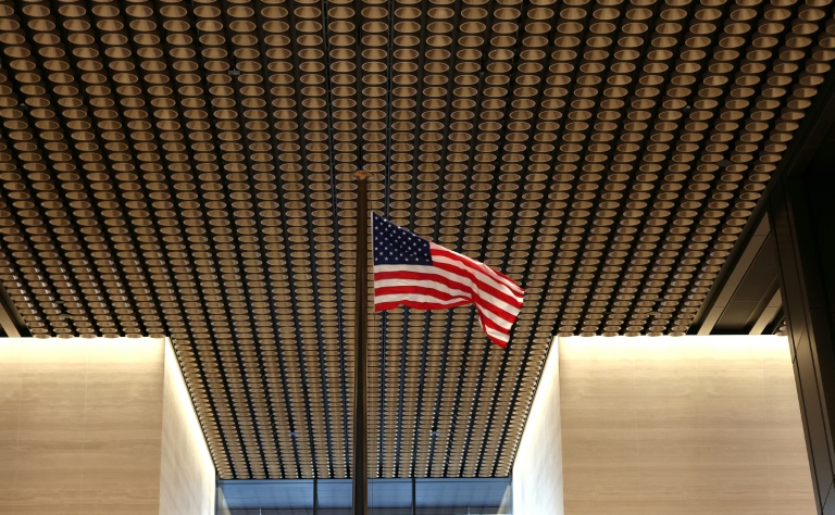 Un drapeau américain flotte dans le hall du nouveau siège new-yorkais de JPMorgan Chase