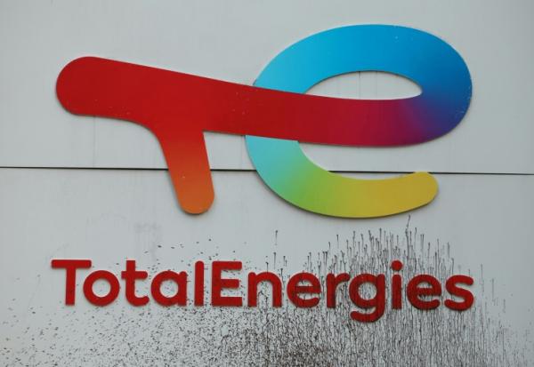 Le tribunal judiciaire doit dire si TotalEnergies a diffusé des "publicités mensongères" laissant croire qu'elle pourrait devenir un "acteur majeur de la transition énergétique" tout en continuant ses activités dans le pétrole et le gaz 
