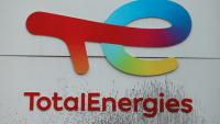 Le tribunal judiciaire doit dire si TotalEnergies a diffusé des "publicités mensongères" laissant croire qu'elle pourrait devenir un "acteur majeur de la transition énergétique" tout en continuant ses activités dans le pétrole et le gaz 
