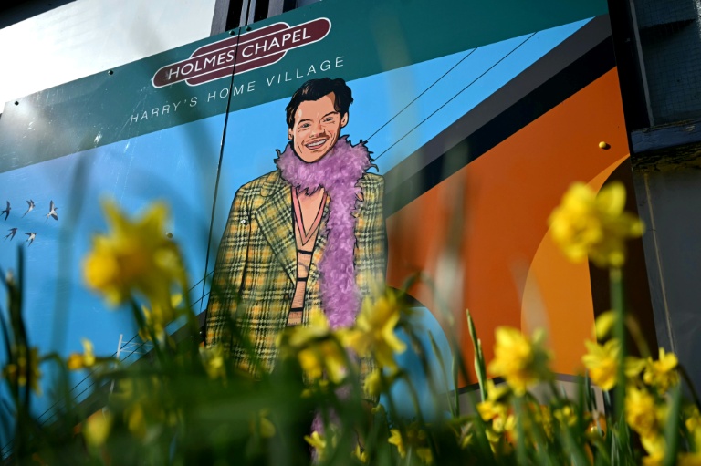 Une photo de Harry Styles est prise à la gare de Holmes Chapel, dans le nord-ouest de l’Angleterre, le 4 mars 2026