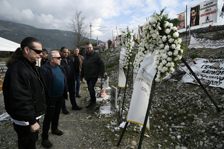 Des membres du syndicat des travailleurs de la compagnie Hellenic Train rendent hommage aux victimes de la collision de Tempi sur le site de l’accident, le 28 février 2026