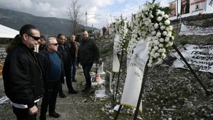 Des membres du syndicat des travailleurs de la compagnie Hellenic Train rendent hommage aux victimes de la collision de Tempi sur le site de l’accident, le 28 février 2026