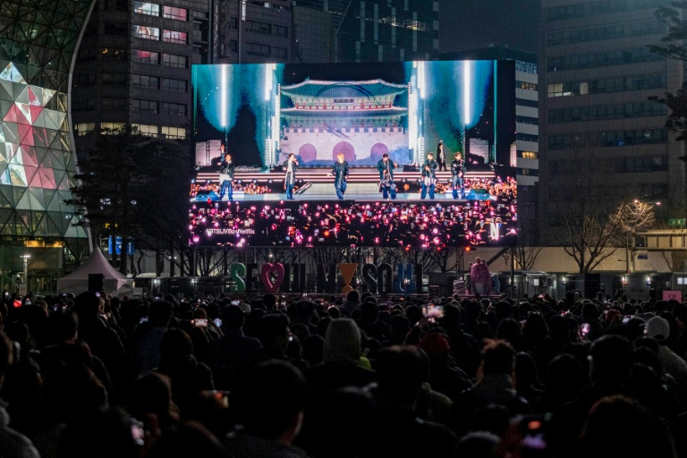 Le concert de BTS diffusé sur un écran géant sur une place du centre de Séoul, le 21 mars 2026