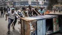 Des manifestants utilisent du mobilier urbain comme barricade pour affronter des officiers de la police kényane lors d'une manifestation anti-gouvernementale dans le centre de Nairobi, le 2 juillet 2024
