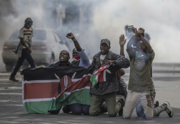 Des manifestants scandent des slogans anti-gouvernementaux près du Parlement, le 12 juin 2025 à Nairobi