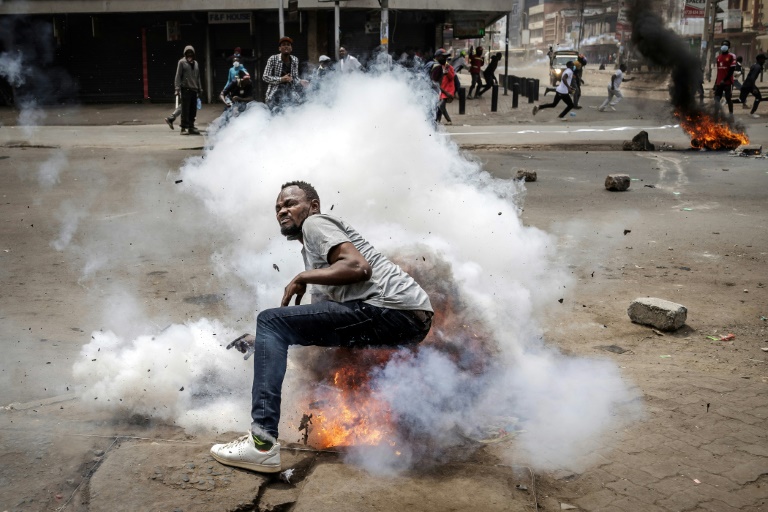 Un manifestant réagit à l'explosion d'une bombe lacrymogène lors d'une manifestation anti-gouvernementale, dans le centre de Nairobi, le 2 juillet 2024