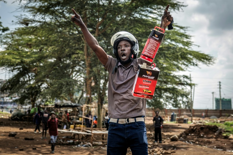 Un manifestant brandit des bidons vides, à Nairobi le 18 mai 2026, jour de grève et de protestations au Kenya contre une nouvelle hausse des prix des carburants
