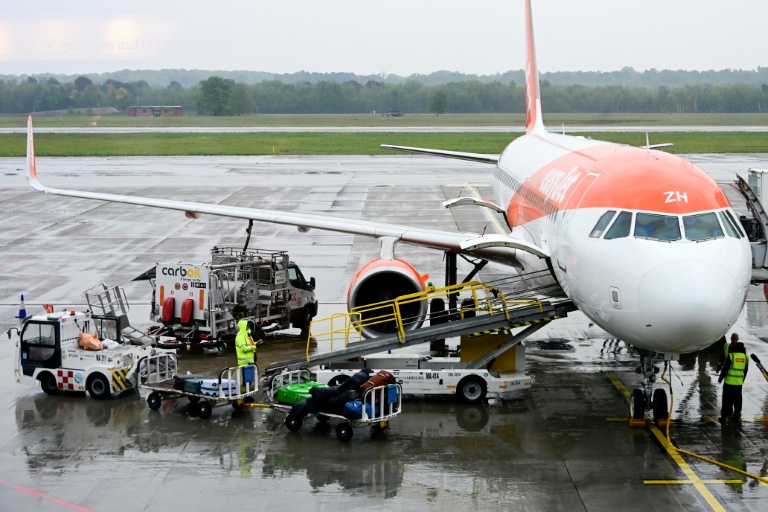 Un avion de la compagnie Easyjet est ravitaillé sur le tarmac de l'aéroport de Milan Malpensa, le 13 avril 2026 