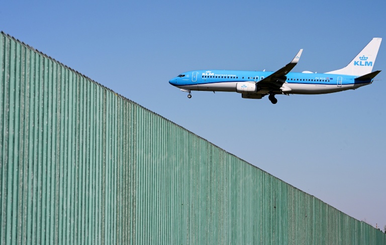 Un avion de la compagnie néerlandaise KLM atterrit à l'aéroport de Milan Linate le 7 avril 2026 