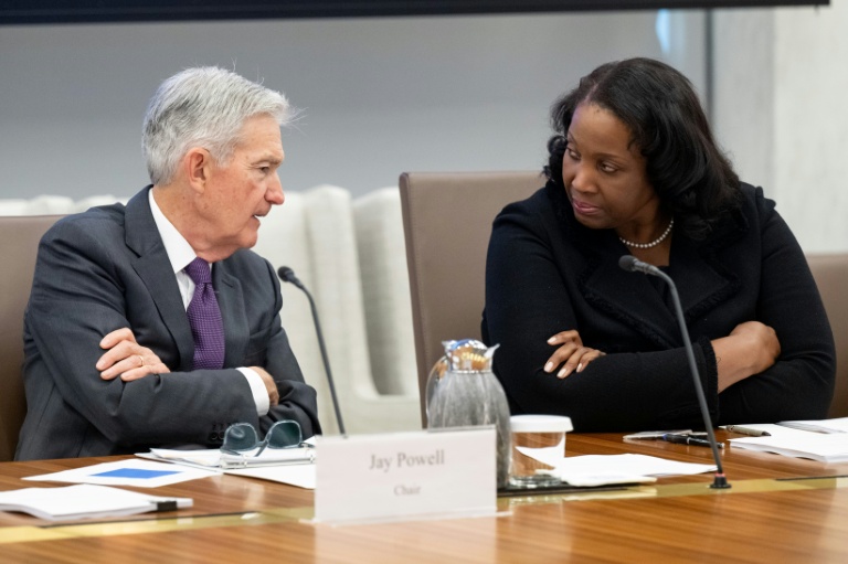 Le président de la Fed, Jerome Powell et Lisa Cook, membre du conseil des gouverneurs, le 25 juin 2025 à Washington