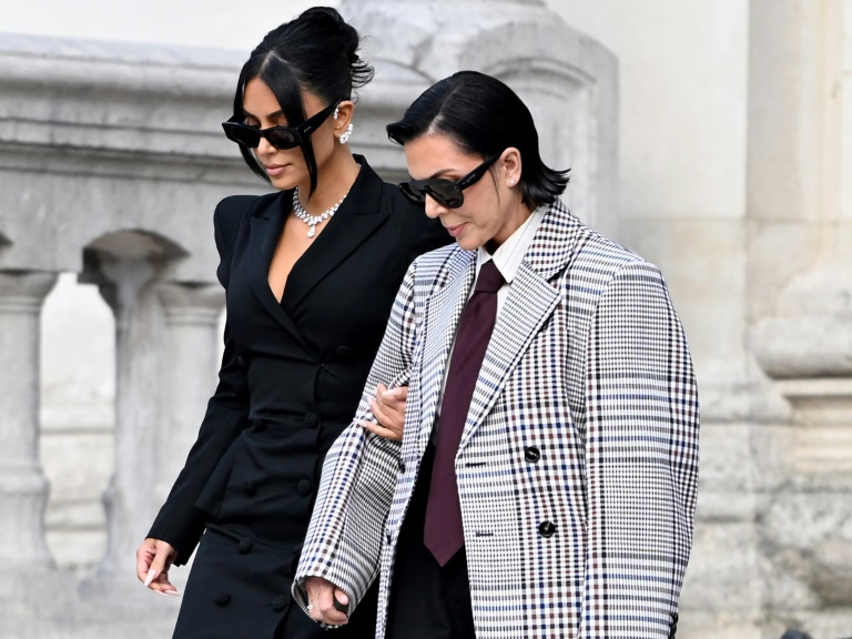 Kim Kardashian (G) quitte le palais de justice de Paris avec sa mère Kris Jenner après avoir témoigné le 13 mai 2025 au procès de son braquage