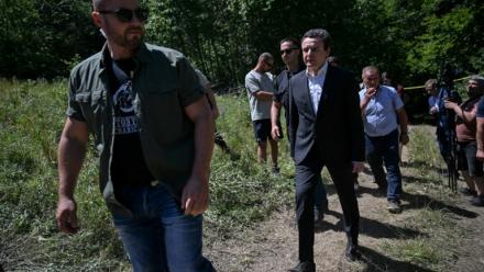 Le Premier ministre du Kosovo Albin Kurti (C) arrive sur les lieux où sept dépouilles ont été retrouvées dans une fosse commune qui pourrait contenir les restes de plus de vingt Kosovars albanais disparus pendant la guerre des années 1990, à Kalludër, dans le nord du pays 