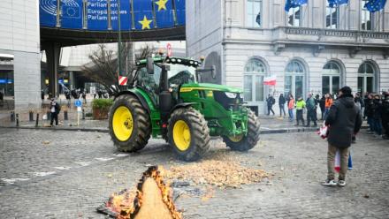 Un tracteur est stationné devant le Parlement européen, le 18 décembre 2025 à Bruxelles