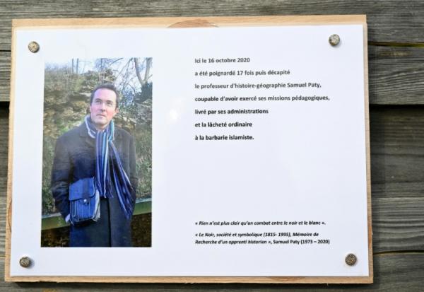 Une plaque commémorative à la mémoire de Samuel Paty, le 16 octobre 2023, près du collège du Bois d'Aulne à Conflans-Sainte-Honorine, dans les Yvelines