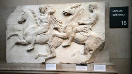 L'un des marbres du Parthénon, également connus sous le nom de marbres d'Elgin, au British Museum de Londres, le 9 janvier 2023