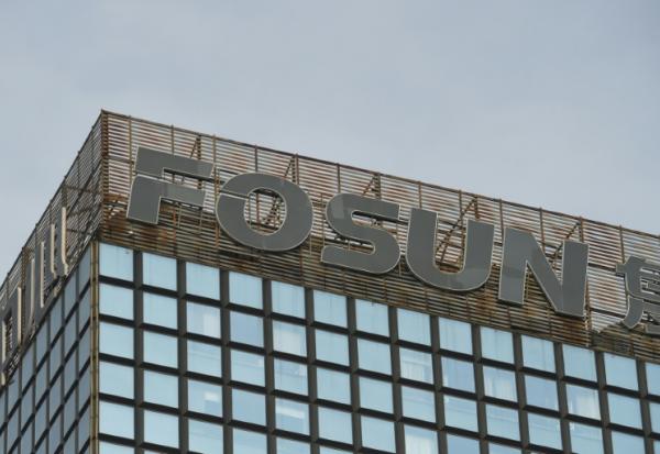 Le logo de Fosun sur un immeuble de Beijing, le 12 décembre 2015