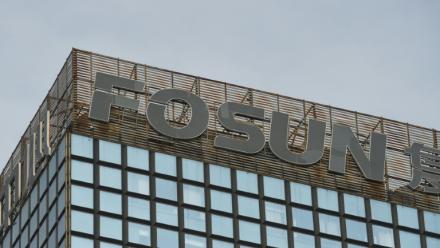 Le logo de Fosun sur un immeuble de Beijing, le 12 décembre 2015