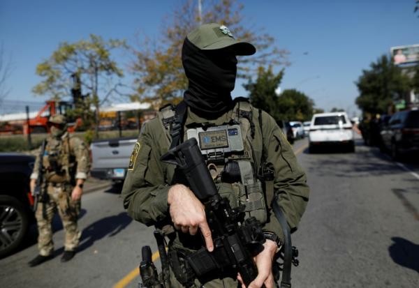 Un agent masqué de la patrouille frontalière des douanes et de la protection des frontières des États-Unis (CBP) à Chicago, le 4 octobre 2025 dans l'Illinois