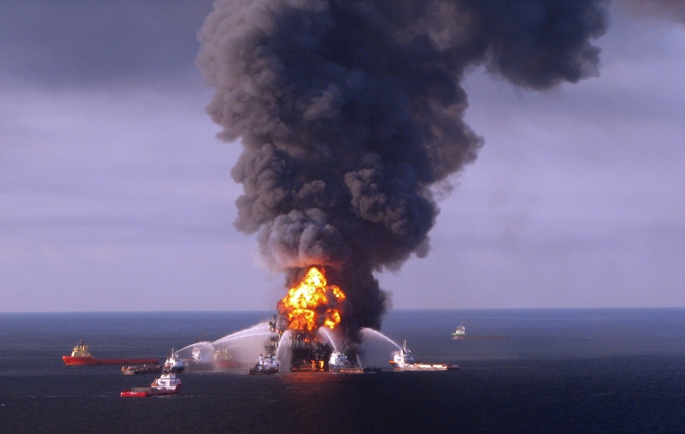 Des navires de secours tentent d'éteindre les flammes provoquées par l'explosion de la plateforme pétrolière Deepwater Horizon, au large des côtes américaines, le 21 avril 2010