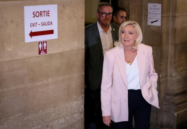 Marine Le Pen, présidente du groupe parlementaire du Rassemblement national (RN), arrive à la cour d'appel de Paris le 7 juillet 2026 pour assister au prononcé du verdict en appel pour détournement de fonds publics européens dans l'affaire des emplois présumés fictifs au Parlement européen