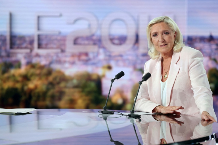 Marine Le Pen sur le plateau du 20h00 de TF1 le 7 juillet 2026 à Boulogne-Billancourt, près de Paris