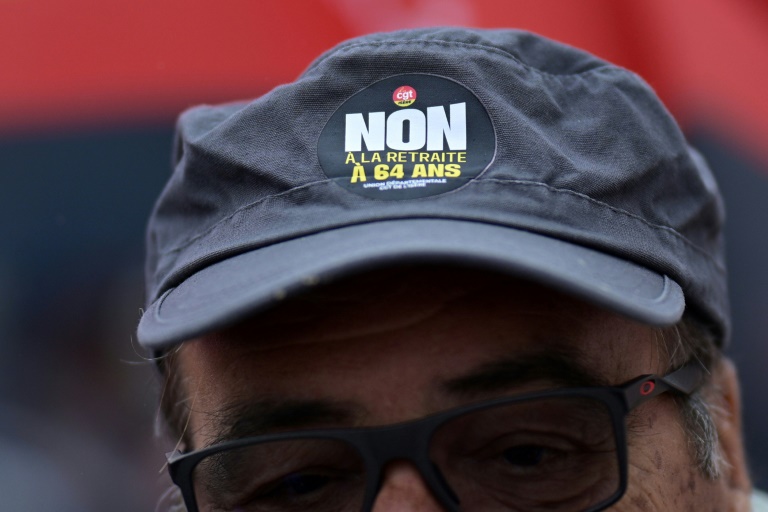 Un manifestant porte une casquette